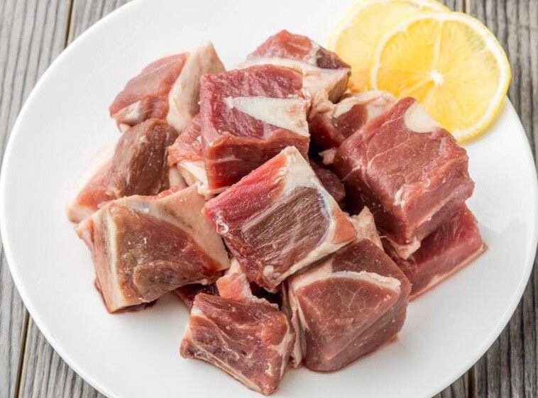 先生食记丨大叔给父亲的黄焖带皮羊肉,羊肉切块，焯水去泡沫。
