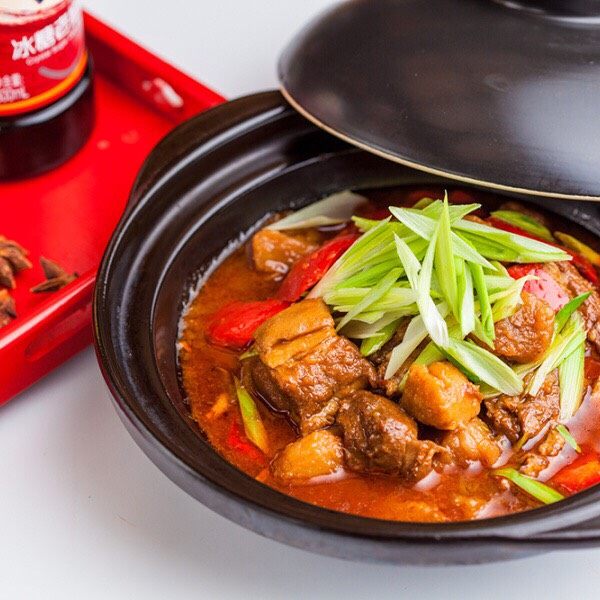 先生食记丨大叔给父亲的黄焖带皮羊肉,煸香料，辣酱，放入羊肉，加味极鲜，<a style='color:red;display:inline-block;' href='/shicai/ 762'>老抽</a>，翻炒均匀。
