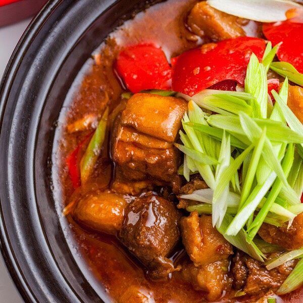 先生食记丨大叔给父亲的黄焖带皮羊肉,加水调味，加100克<a style='color:red;display:inline-block;' href='/shicai/ 4965'>红油</a>，猛火烧开文火炖60分钟，出锅。
