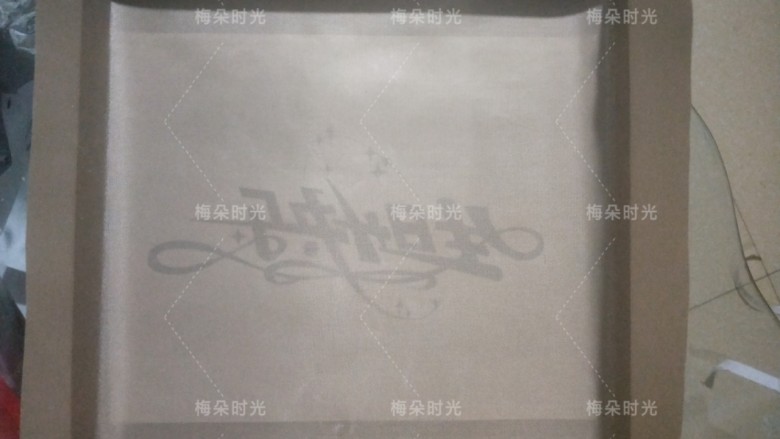 生日快乐彩绘蛋糕卷,烤盘里铺油布,油纸也可以。我通常喜欢油布,烤出来不会皱皱巴巴。油布底下垫上图案,这个生日快乐图案是在打印店打印的。注意:字一定要是反的。