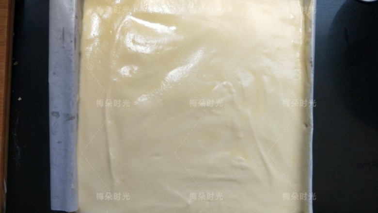 生日快乐彩绘蛋糕卷,烤盘从冰箱取出来。把蛋黄糊倒进去。抹平。端起来落下,轻轻震几下。上下火。160度。烤22分钟~25分钟,最后几分钟。观察上色情况。