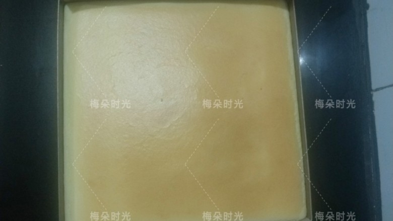 生日快乐彩绘蛋糕卷,烤好的蛋糕。稍微凉一下下,表面盖一层油布。翻过来。