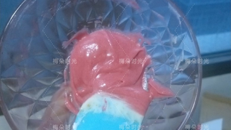 生日快乐彩绘蛋糕卷,再加入少许红曲粉,调成红色面糊。装进裱花袋里,剪一个很小的口。