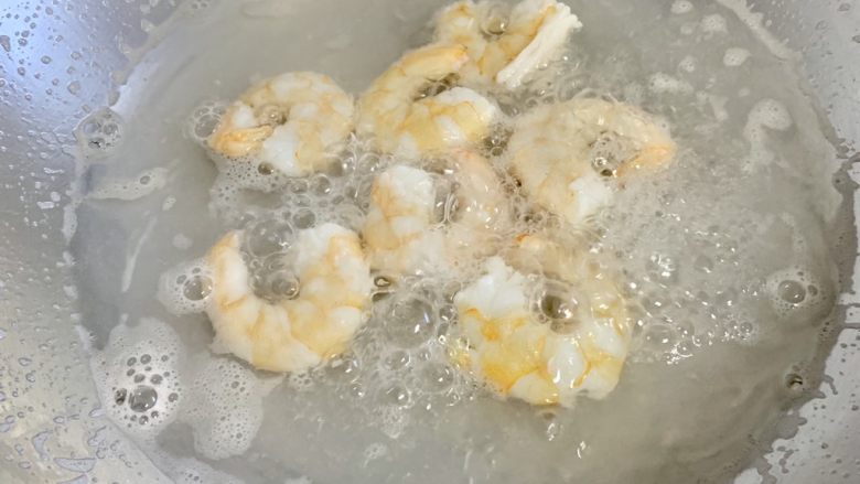 一次发酵——虾仁牛肉肠披萨,锅中烧水,水开放入虾仁煮2分钟。