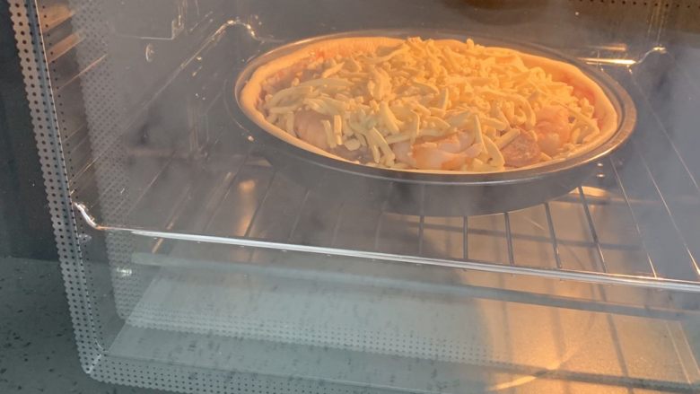 一次发酵——虾仁牛肉肠披萨,烤箱提前预热上下火180度,烤25分钟。