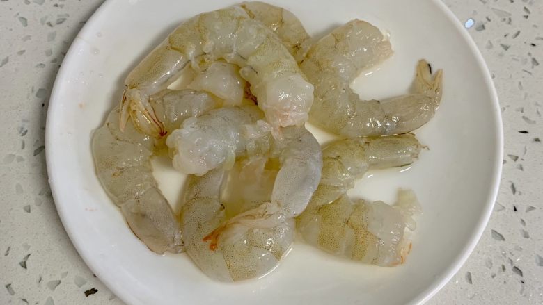 一次发酵——虾仁牛肉肠披萨,大虾去皮挑去虾线