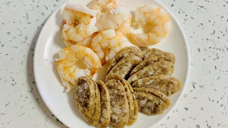 一次发酵——虾仁牛肉肠披萨,牛肉肠切片,虾仁煮好备用。