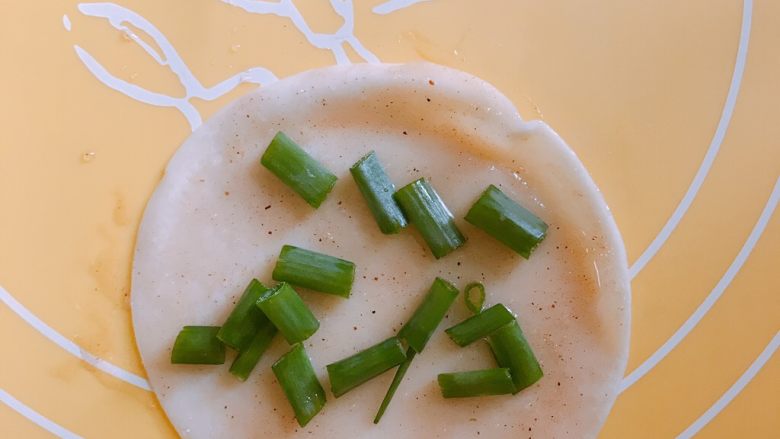 消耗饺子皮 葱油饼,撒上葱花