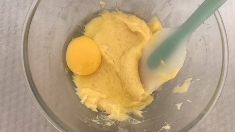 红丝绒脆皮泡芙,再加入一个鸡蛋,继续搅拌均匀