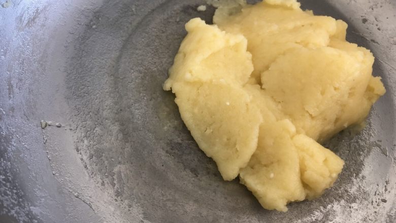 红丝绒脆皮泡芙,不停的搅拌,直至锅底沾上一层膜即可关火