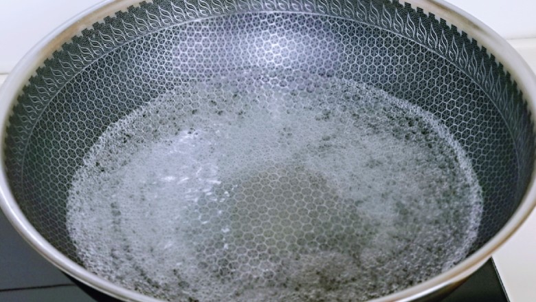 低脂低糖~黑麦贝果面包,锅中加入纯净水,再加幼砂糖,将水煮到有小泡泡时转小火。