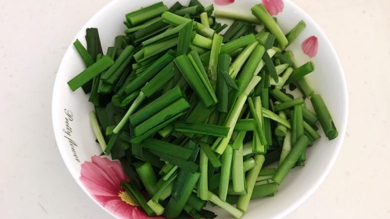 减脂快手菜 土豆丝炒韭菜,把韭菜切成寸段