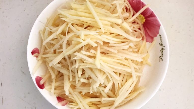 减脂快手菜 土豆丝炒韭菜,土豆切成丝