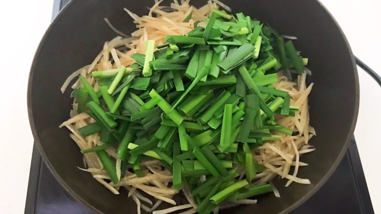 减脂快手菜 土豆丝炒韭菜,加入韭菜