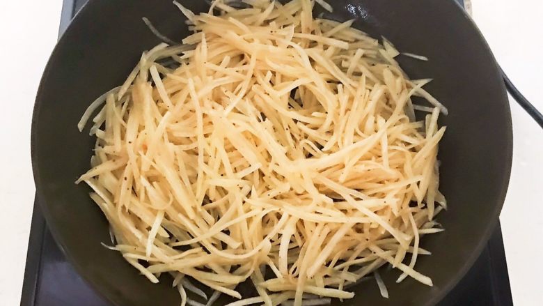 减脂快手菜 土豆丝炒韭菜,翻炒1分钟