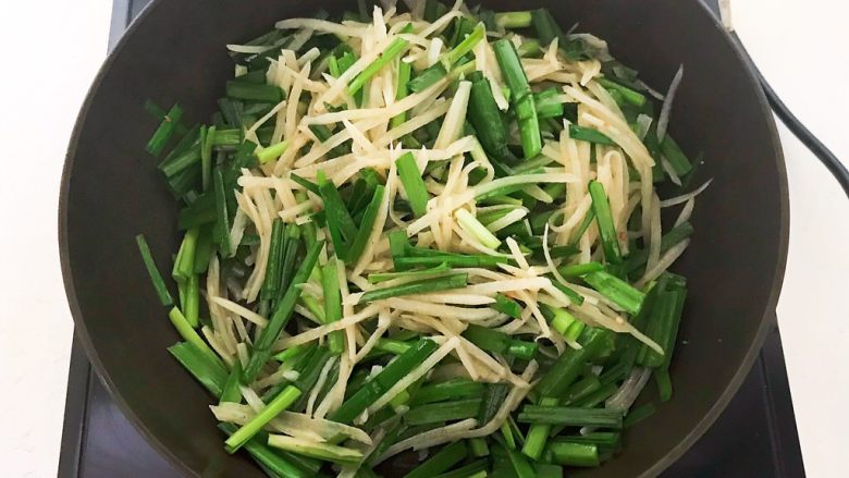 减脂快手菜 土豆丝炒韭菜,翻炒均匀