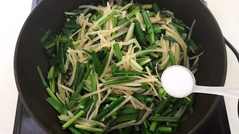 减脂快手菜 土豆丝炒韭菜,加入精盐调味