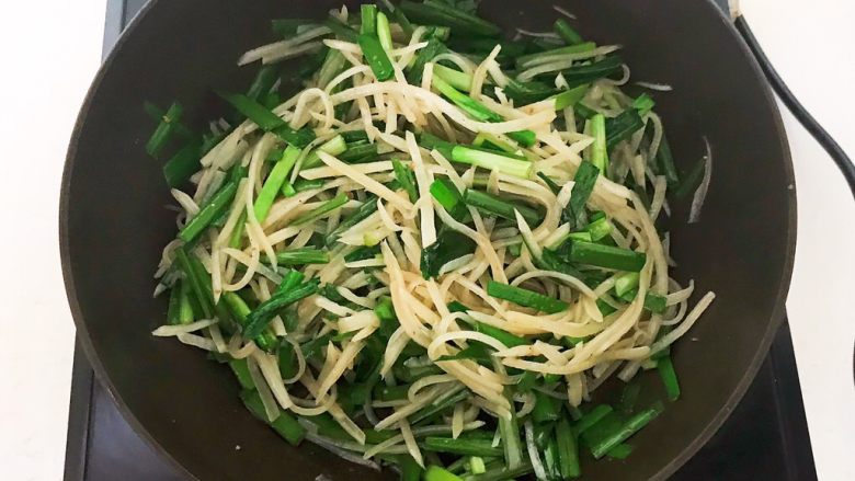 减脂快手菜 土豆丝炒韭菜,翻炒均匀即可