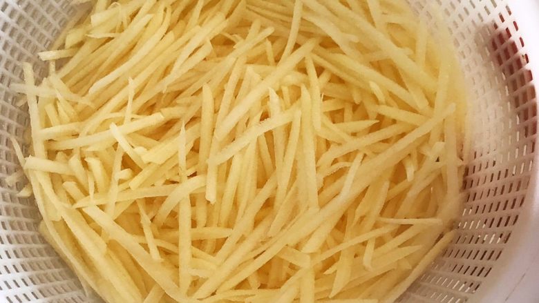 减脂快手菜 土豆丝炒韭菜,把土豆丝沥干水份