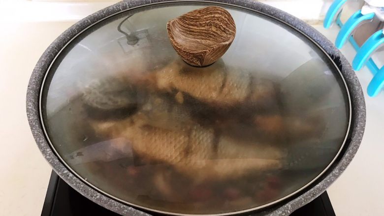 红烧鱼,盖上锅盖中火继续烧10分钟,收汁