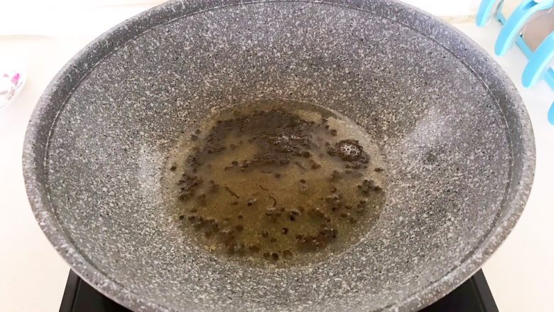 红烧鱼,炒锅烧热后加入大豆色拉油,油烧热后加入花椒粒,炒出香味