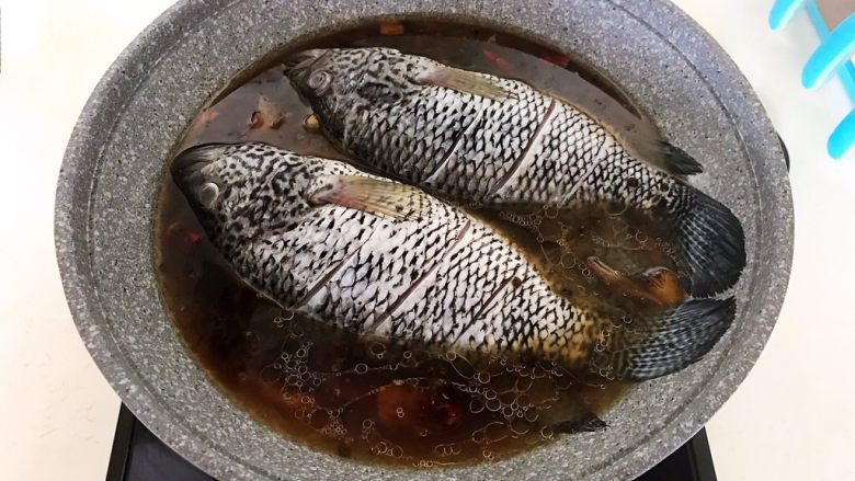 红烧鱼,加入温水,水量没过鱼身