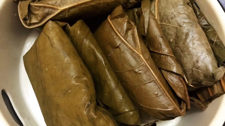 荷香糯米鸡,做好的糯米鸡放入蒸格里,蒸30分钟即可,我只蒸了4个,剩下的等凉透放入冰箱冷冻保存,吃的时候拿出来蒸透