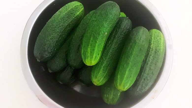 风味酱香乳瓜,把清洗干净的小乳瓜捞出来,沥干水份