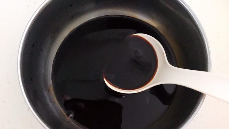 风味酱香乳瓜,加入<a style='color:red;display:inline-block;' href='/shicai/ 788'>生抽</a>,调至白糖融化,酱汁调好备用