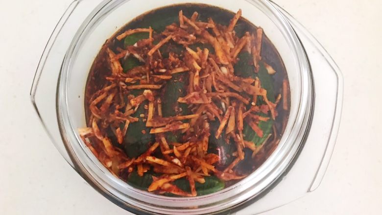 风味酱香乳瓜,盖上盖子,放入冰箱冷藏2个小时即可