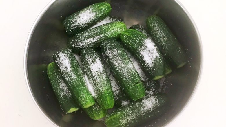 风味酱香乳瓜,再均匀的撒上一层精盐,盖上保鲜膜,腌制2个小时