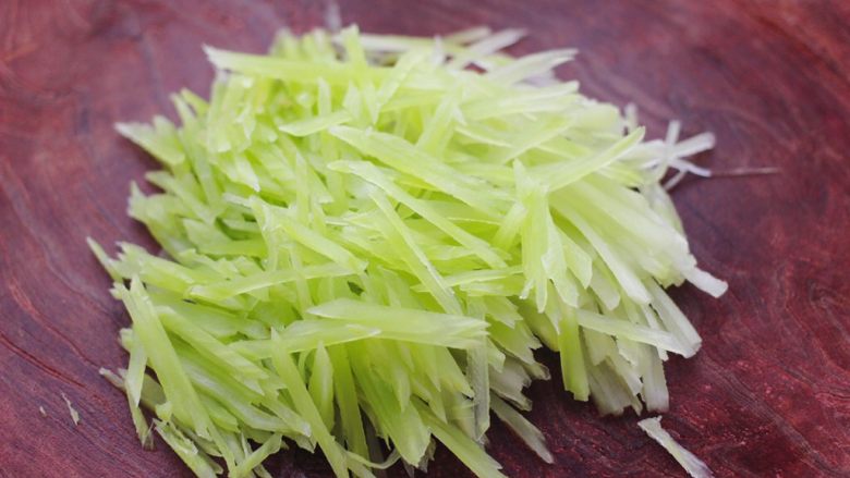 红油拌莴苣,把去掉外皮的莴苣,用清水冲洗干净后,用刀切成细丝。