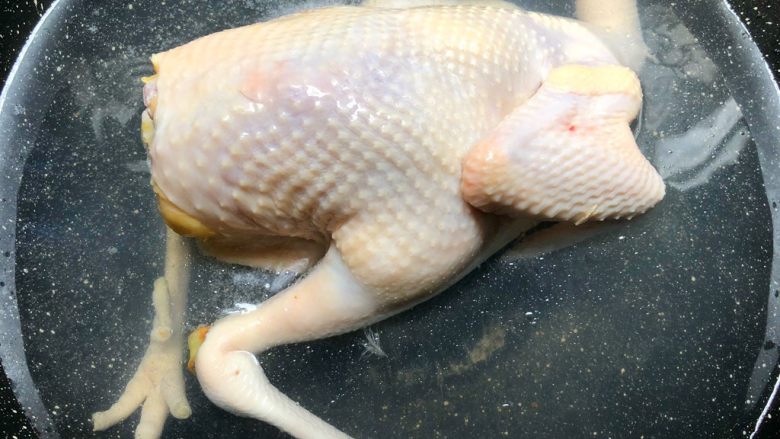 虫草花鸡汤,锅里放入适量水烧开,把整只鸡放入焯烫3分钟,再把鸡胗、鸡心放入焯烫1分钟焯好捞出来清洗干净待用。