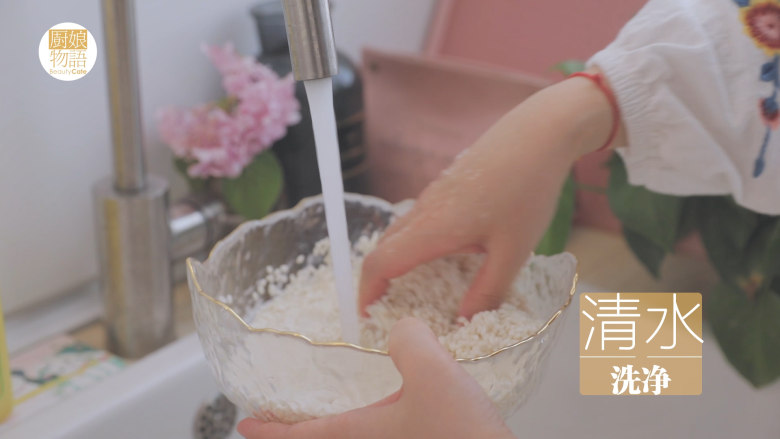奶奶的碱水粽「厨娘物语」,在碗中倒入500g<a style='color:red;display:inline-block;' href='/shicai/ 498'>糯米</a>,用清水洗净。