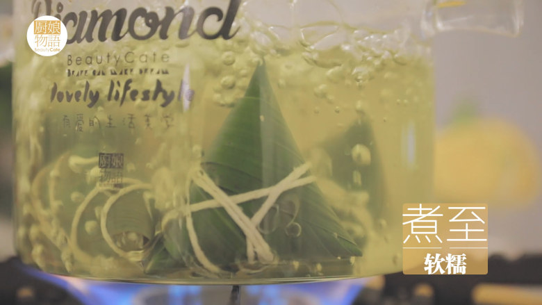 奶奶的碱水粽「厨娘物语」,锅内倒入1L水放入粽子,用中火煮2小时,煮至软糯。(水始终要没过粽子,煮的过程中可以加几次水)
