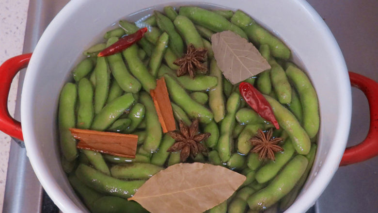 无油无糖,好吃又健康的【黑麦毛豆面包】,把毛豆剪去两头洗干净,加水、盐、香叶、大料、桂皮和干辣椒,大火煮开后转中火煮几分钟,熟了就可以关火了