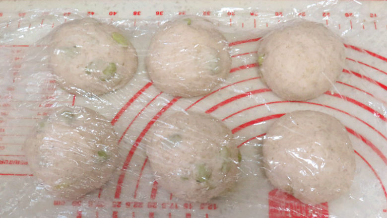 无油无糖,好吃又健康的【黑麦毛豆面包】,滚圆盖上保鲜膜松弛15分钟