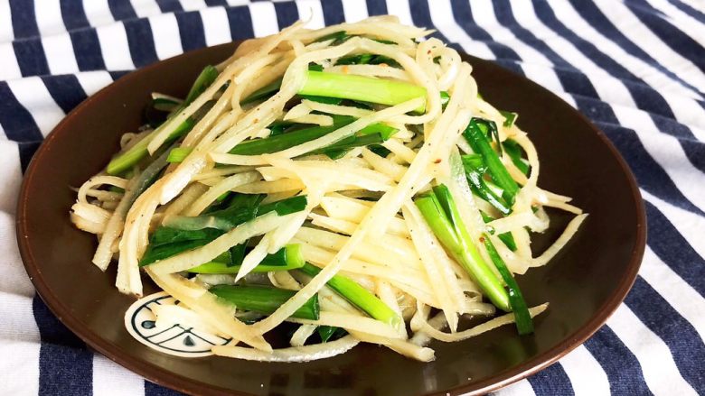 减脂快手菜  土豆丝炒韭菜,土豆丝炒韭菜清淡爽口，低油少盐，食材简单，好吃又好做，这是一道非常完美的减脂菜品~