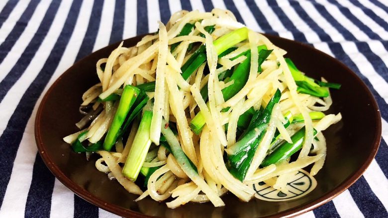 减脂快手菜  土豆丝炒韭菜,土豆丝炒韭菜出锅了~