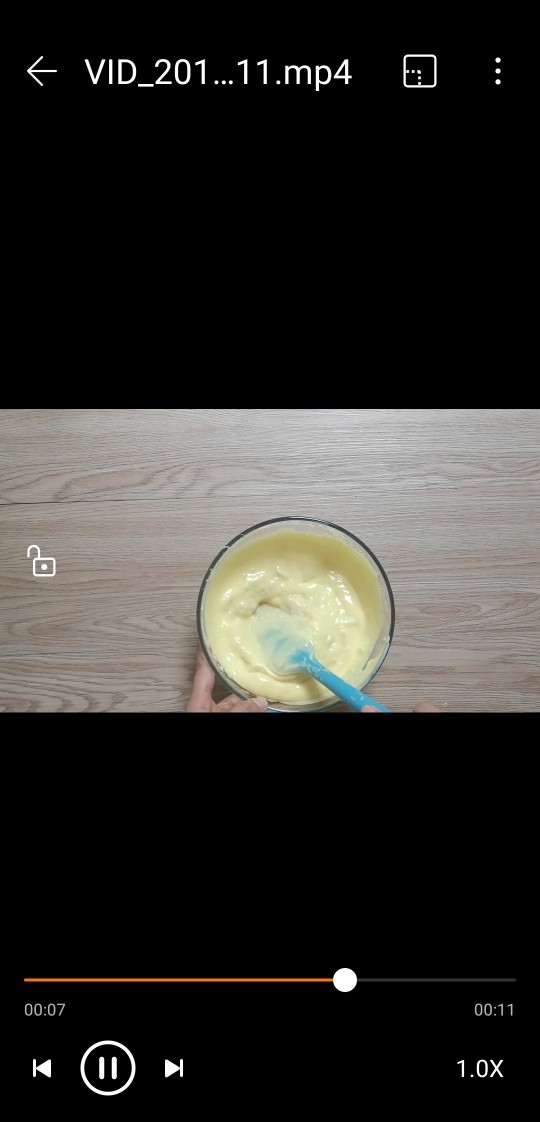 榴莲冰激凌,加到已经冷却的蛋黄牛奶糊中,搅拌均匀。