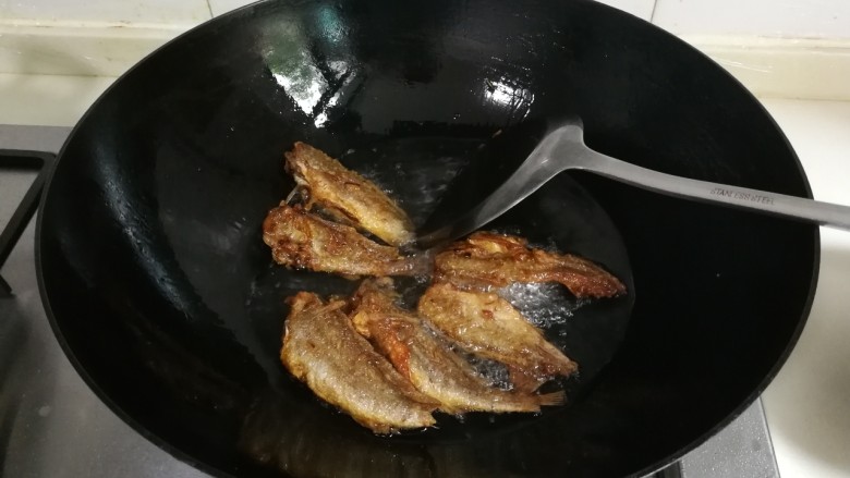 蒜香黄鱼,油锅再次烧热,放入小黄鱼复炸,炸至金黄