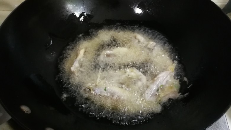 蒜香黄鱼,油锅烧热,放入小黄鱼炸至微黄捞出来凉透