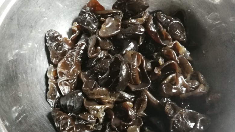 洋葱拌木耳,黑木耳提前泡发好,清洗干净