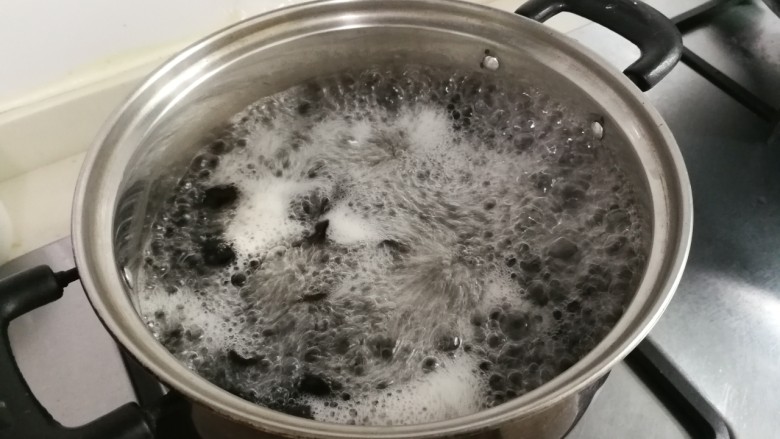 洋葱拌木耳,放入黑木耳烧开两分钟捞出来(喜欢软绵的口感可以多烧一点时间)