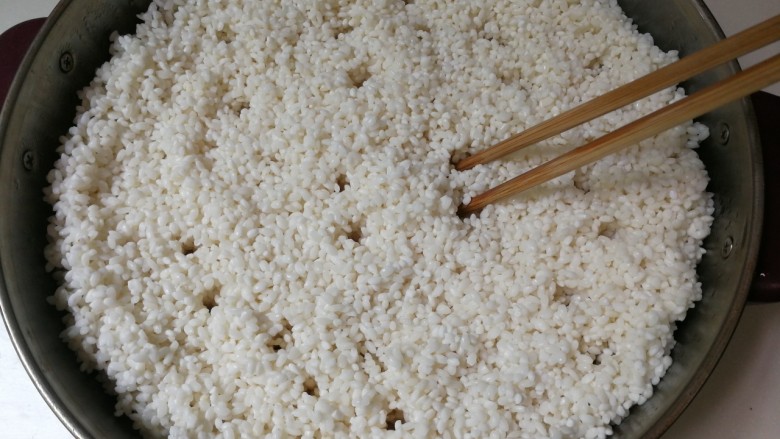 甜甜酒酿,用筷子扎一些小孔,便于蒸汽均匀蒸熟糯米