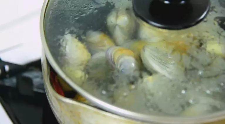 看过深夜食堂的酒蒸蛤蜊吗?教你如何去除蛤蜊腥味又不失鲜美?,盖上盖子,焖至蛤蜊开口