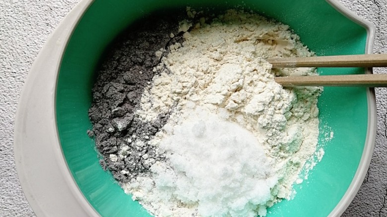 奶香黑米发糕,黑米粉和细砂糖倒入普通面粉内,用筷子大致搅拌均匀