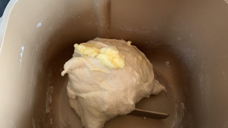 全麦贝果,加入软化的黄油,揉均匀就可以了
