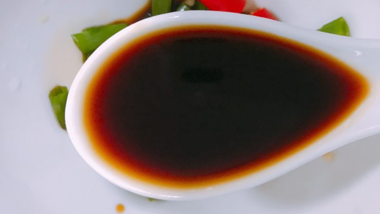 万能凉拌酱汁,碗里加入葱和小米辣,然后加入两勺酱油