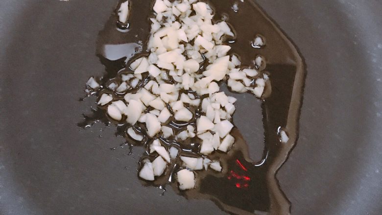 万能凉拌酱汁,锅里放入少许油倒入蒜末小火煎出蒜香,如果喜欢蒜味大点可以跳过这一步